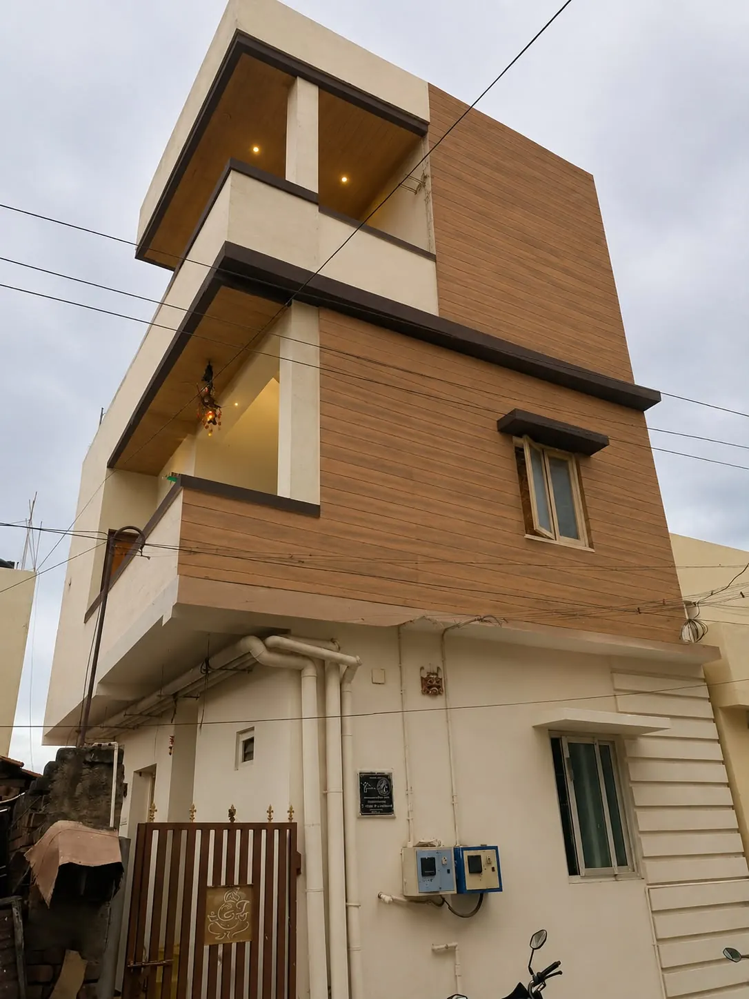 Contemporary residence exterior with layered material finishes